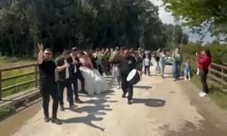 Davul zurnayla köprüden geçen gelin damat ilgi odağı oldu