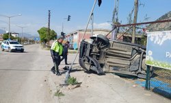 Devrilen otomobilin sürücüsü yaralandı