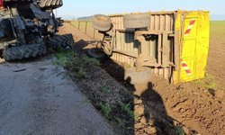 Devrilen traktörün sürücüsü yaralandı