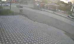 Hafriyat kamyonunun devrildiği kaza güvenlik kamerasına yansıdı