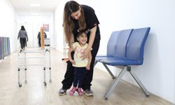 Hatay'da 4 yaşındaki serebral palsi hastası Ada Su, ilk adımlarını atmanın sevincini yaşadı