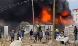 Hatay'da işçilerin kaldığı konteynerler yandı