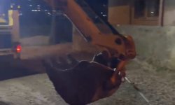 Hatay'da navigasyon yardımıyla yolculuk yapan minibüsteki 10 kişi çamurlu yolda mahsur kaldı