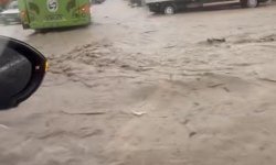 Hatay'da şiddetli yağış; yollar göle döndü, evleri su bastı