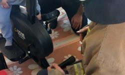 Hatay'da spor aletinin pedalına ayağı sıkışan çocuğu itfaiye kurtardı