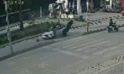 Hatay'da yaya geçidinden dönmek isteyen otomobile motosiklet çarptı