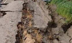 Kadirli'de heyelan; 1 otomobil zarar gördü