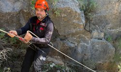 Kayalıkta mahsur kalan keçiler kurtarıldı