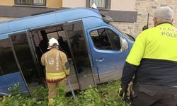 Kırıkhan'da minibüs yol kenarına devrildi: 2 yaralı