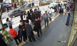 Motosiklet yaya geçidinde anne ve kızına çarptı