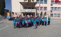 Muhtardan öğrencilere 23 Nisan hediyesi