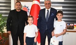 Öğrenciler başkanlık koltuğuna oturdu