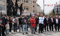 Okul saldırısında ölen öğretmen ve öğrenciler için karanfil bırakıldı