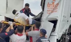 Osmaniye OSB'de TIR kazası: Kabinde sıkışan sürücü kurtarıldı