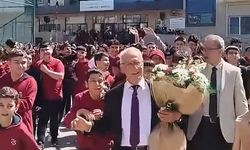 Osmaniye'de 43 yıllık öğretmen alkışlarla emekli oldu