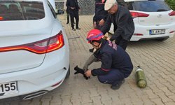 Otomobilin motor kısmına giren kediyi itfaiye ekipleri kurtardı