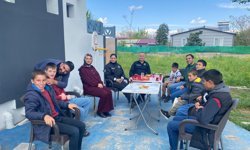 Özel öğrencilerden polislere çiçekli teşekkür