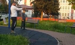 Parkta oyuncak silahla atış talimi kamerada