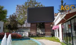 Parktaki LED ekranın ayağında erkek cesedi bulundu