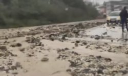 Samandağ'da sağanak, hayatı olumsuz etkiledi