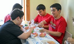 Silifke aşhanesi hem ihtiyaç sahiplerine hem öğrencilere ulaşıyor