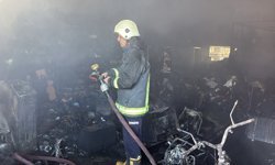 Tamirhanede yangın; 4 motosiklet ve 1 otomobil zarar gördü