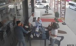 Tarsus'ta tavuk uçarak masa kondu, çevresindekiler panik yaşadı