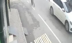 Yol kenarındaki paletlere çarpan bisikletin sürücüsü takla atıp düştü