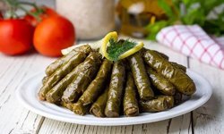 Osmanlı’dan Günümüze Uzanan İstanbul Usulü Zeytinyağlı Sarma Tarifi, Kuş Üzümü ve Fıstıkla Efsane Lezzet