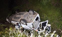 20 metrelik uçuruma yuvarlanan otomobilde 3 kişi yaralandı