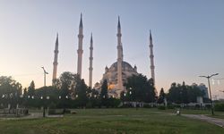 Adana'da camileri dolduran vatandaşlar, bayram namazı için saf tuttu