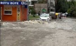 Adana'da sağanak; yollar göle döndü