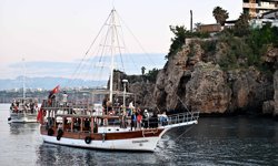 Antalya'da Hıdırellez dilekleri, günün ilk ışıklarıyla suyla buluştu (2)