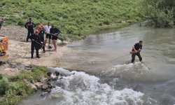 Çayın ortasında kalan kamyondaki 2 kişi, kurtarıldı