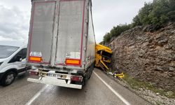 Dağa çarpan TIR'ın sürücüsü yaralandı