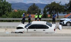 Direğe çarpan otomobilin sürücüsü yaralandı