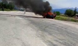 Dumanı fark edip otomobilinden çıktı