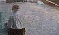 Hafif ticari aracın altındaki topunu almak isteyen çocuk, son anda kurtarıldı