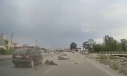 Hatay'da otomobilin motosiklete çarptığı kaza kamerada: 1 ölü, 1 yaralı