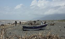 Hatay'da sağanak sonrası deniz kıyısına vuran odunları vatandaşlar topladı