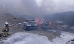 Hatay'da şantiyede yangın; konteynerler ile 8 araç zarar gördü