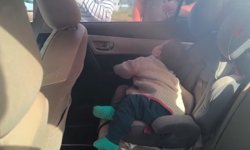Kapıları kilitlenen otomobilde mahsur kalan Cihan bebeği itfaiye kurtardı