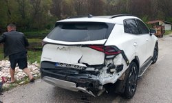 Kavşakta iki otomobil çarpıştı: 2 yaralı