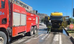 Kırmızı ışıkta bekleyen TIR alev aldı