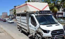 Lastiği patlayan kamyonet park halindeki araca çarptı