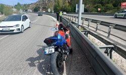 Motosikleti devrilince yaralandı