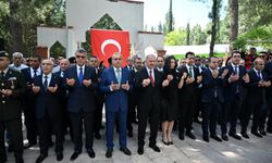Osmaniye'de bayram arifesinde şehitlik ve deprem mezarlıklarına ziyaret