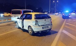 Otomobil bariyere çarptı: 2 yaralı