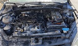 Otomobilde çıkan yangını, sürücüsü söndürdü