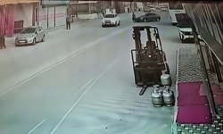 Otomobilin çarptığı kadın yaralandı; kaza kamerada